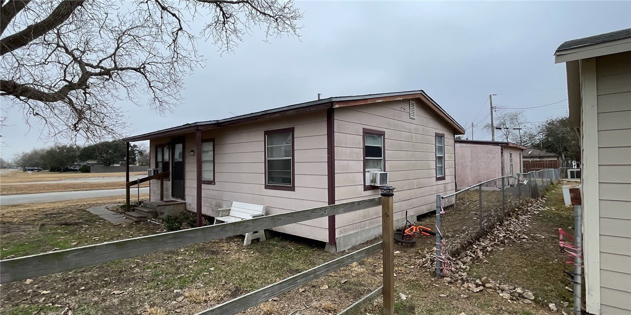 2715 San Angelo Ave Property Photo 2