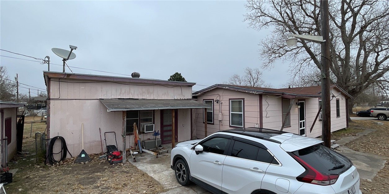 2715 San Angelo Ave Property Photo 4