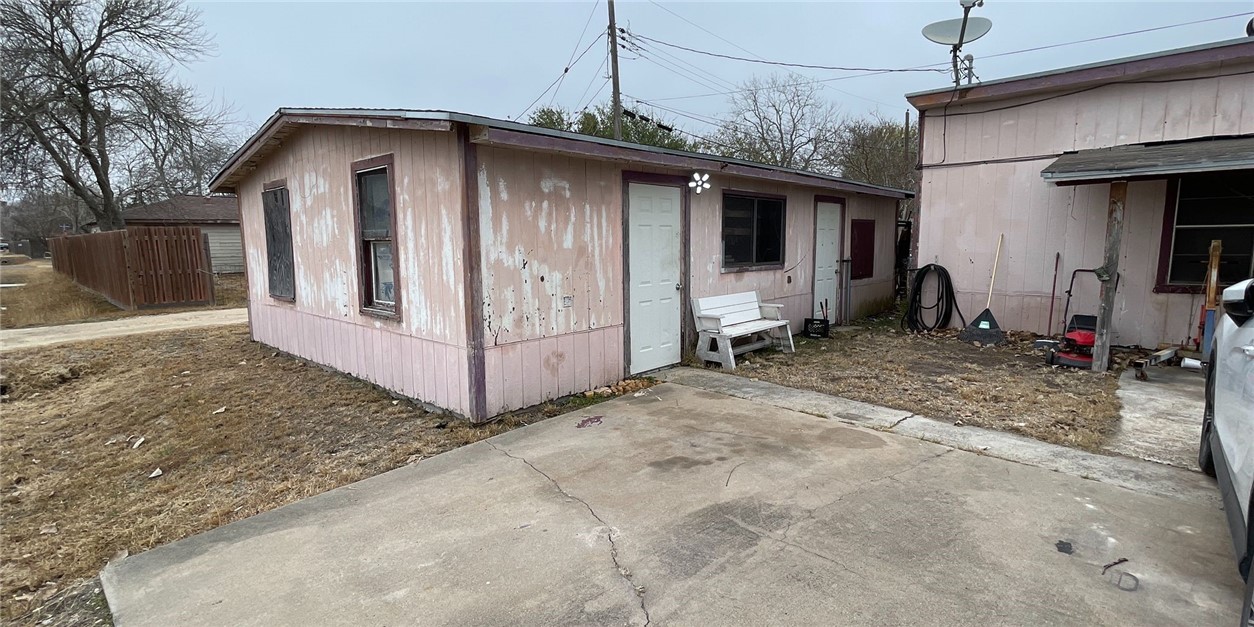 2715 San Angelo Ave Property Photo 5