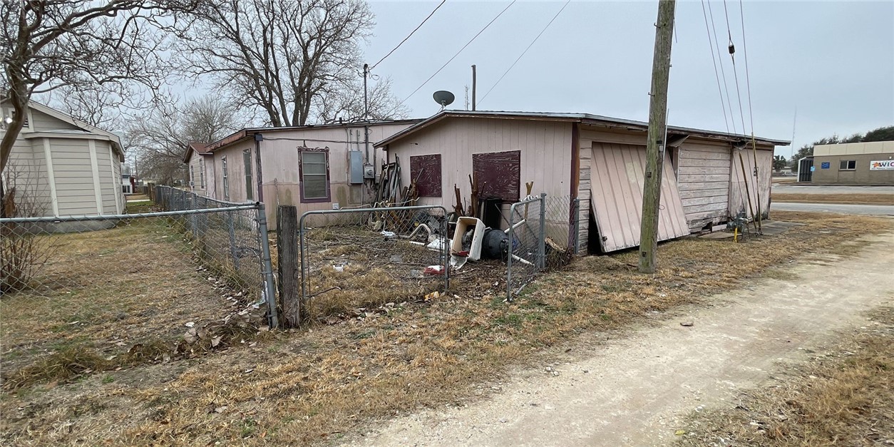 2715 San Angelo Ave Property Photo 6
