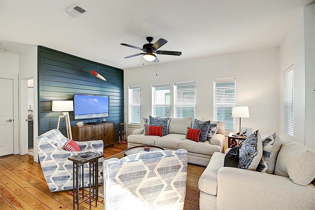 515 W Avenue C Property Photo 6