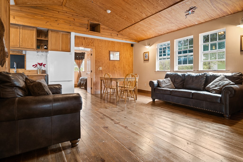 652 Rabbit Run Property Photo 3