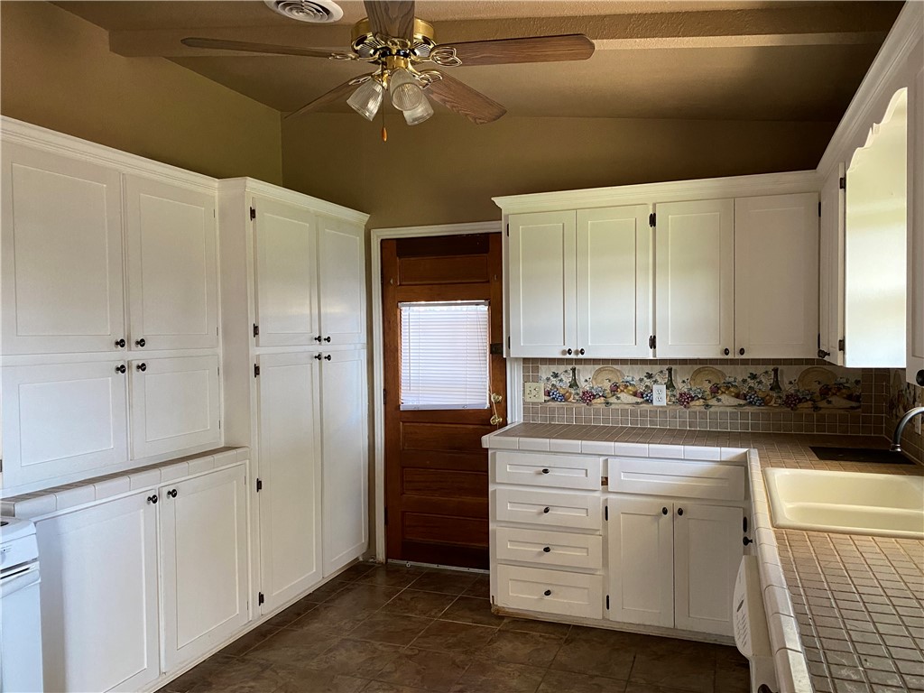 1708 Denver St Property Photo 4