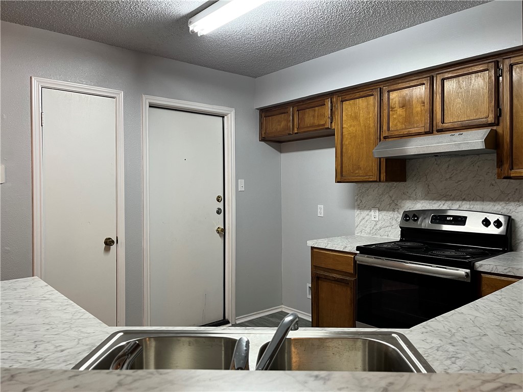 2942 River Bend Ct Property Photo 6