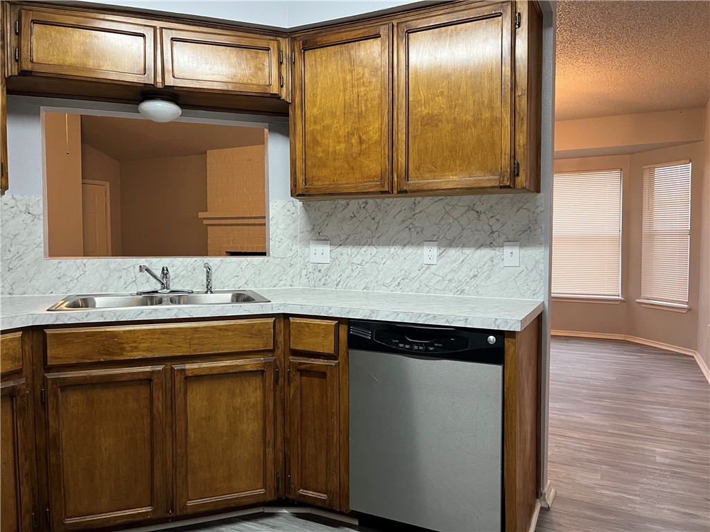 2942 River Bend Ct Property Photo 8