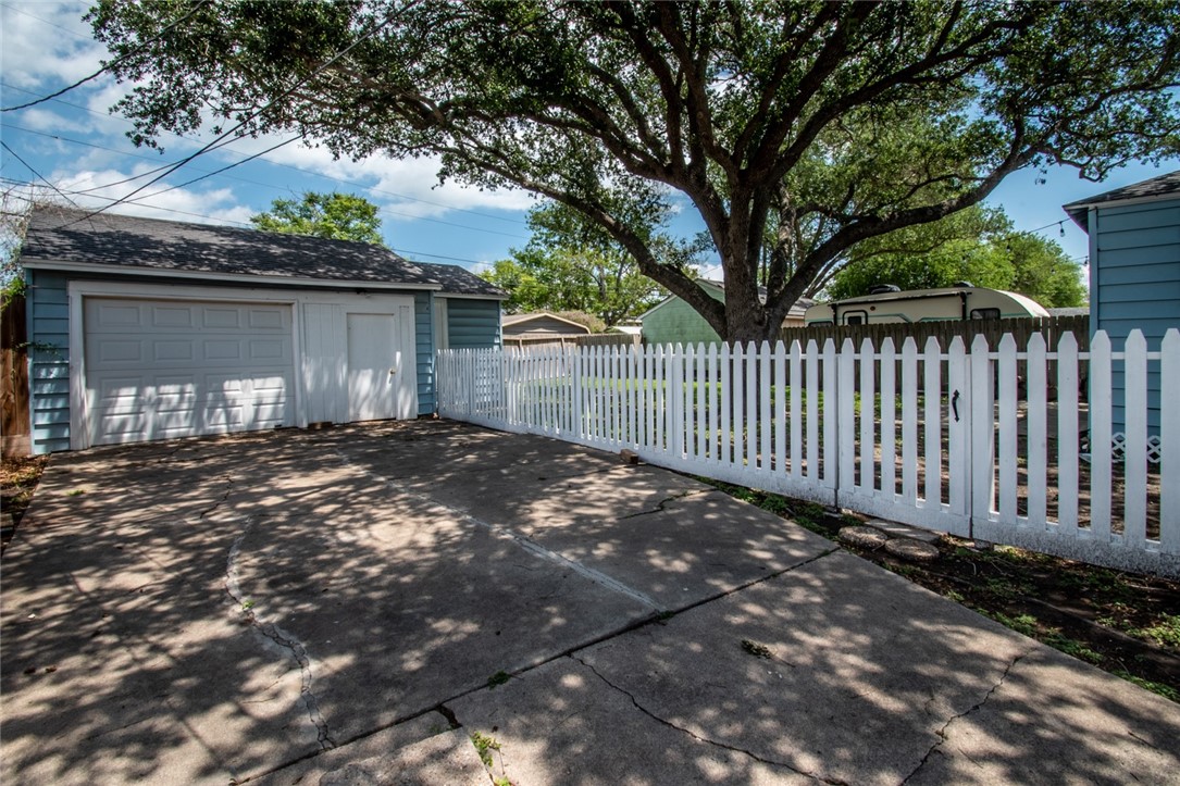 3038 Austin St Property Photo 4