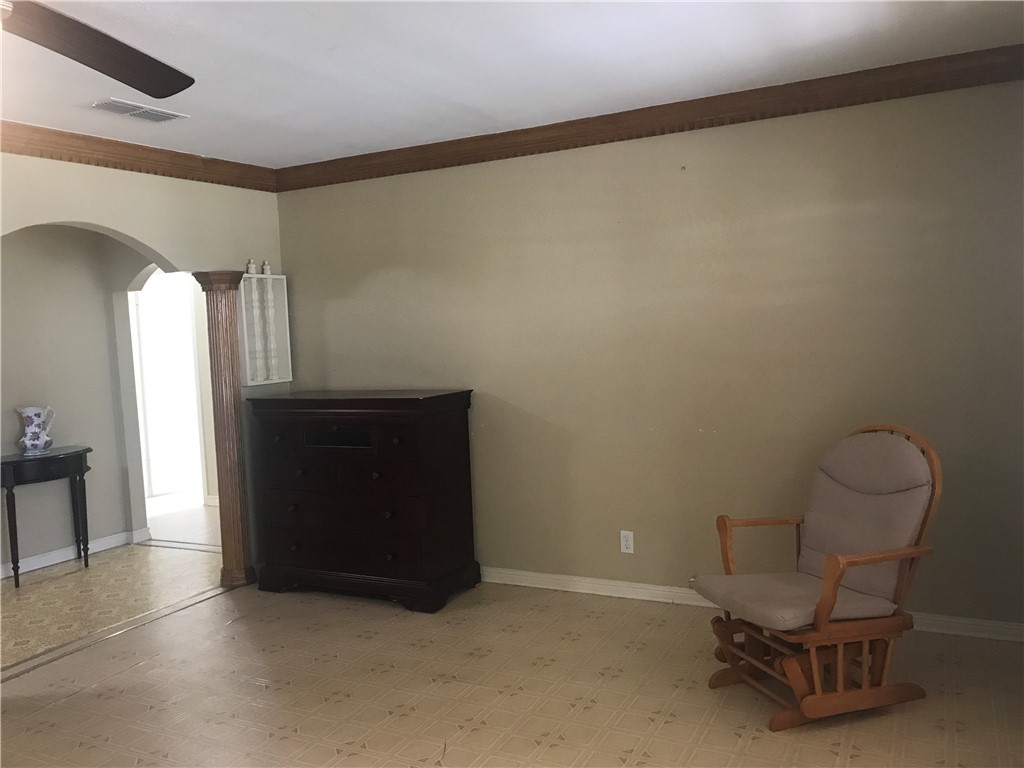 107 W Avenue E Property Photo 6