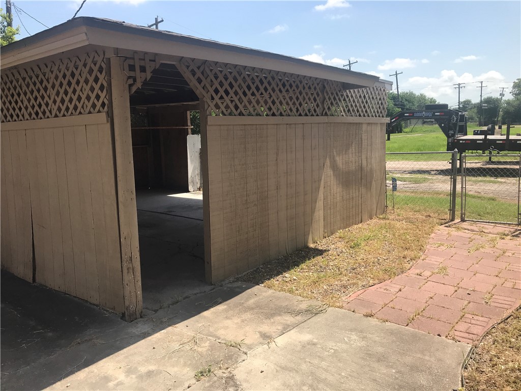 107 W Avenue E Property Photo 31