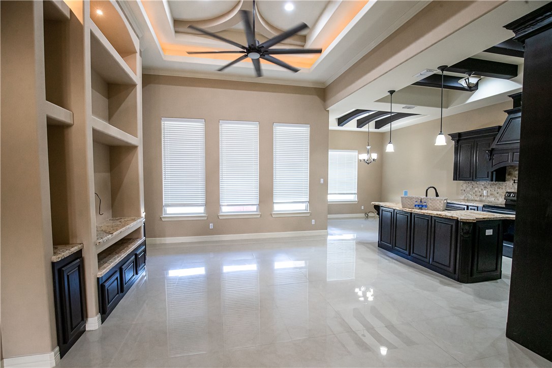 1802 The Park Dr Property Photo 3