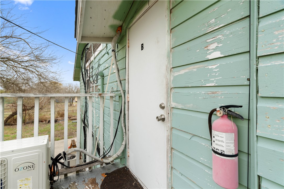 1616 Marshall St Property Photo 8