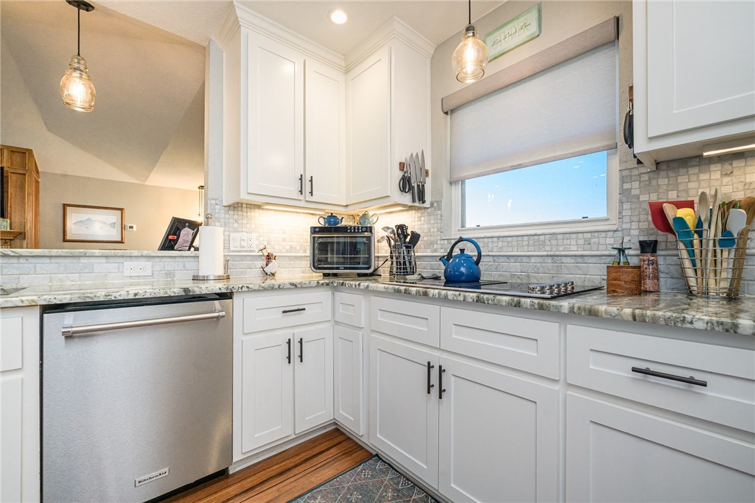 310 Lands End St Property Photo 16