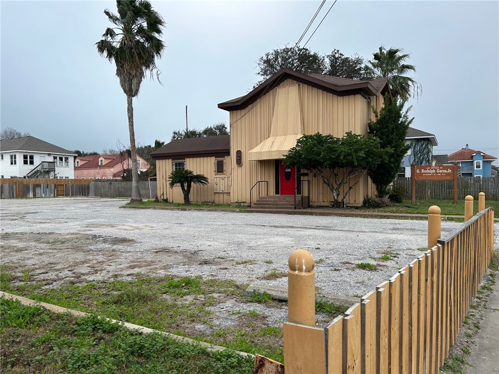 518 & 514 Tancahua St Property Photo 3