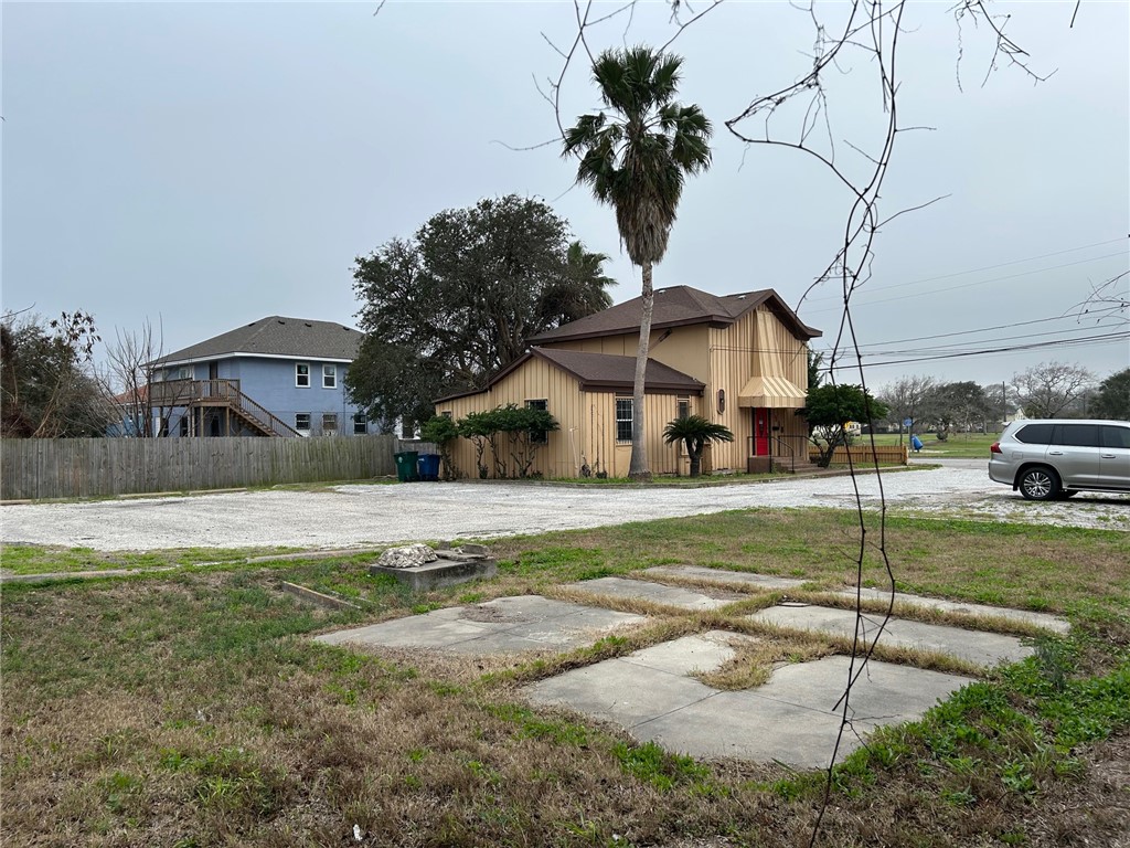 518 & 514 Tancahua St Property Photo 4