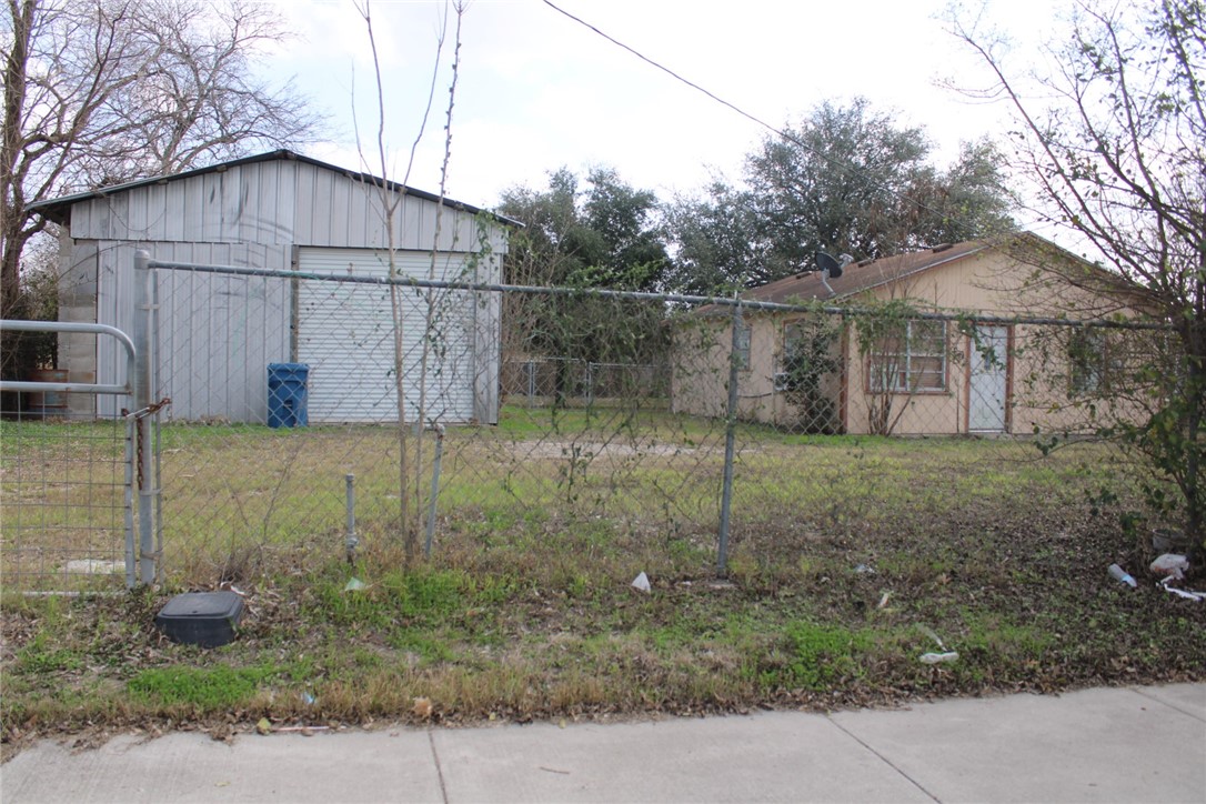 817 S State Highway 359 S Property Photo 1