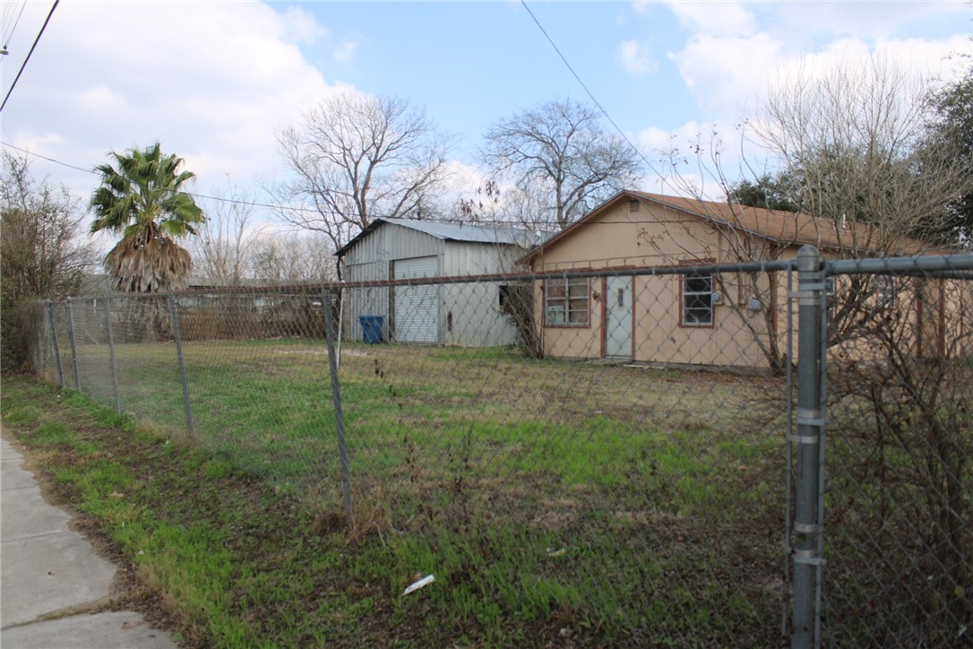 817 S State Highway 359 S Property Photo 2