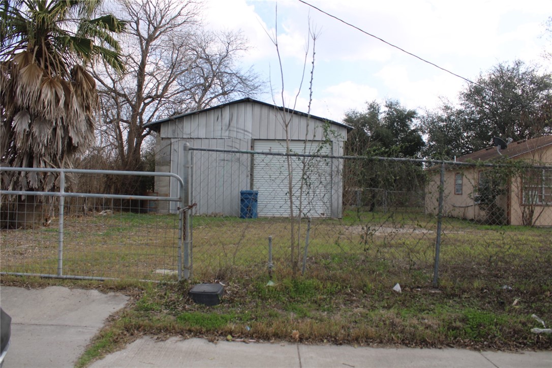 817 S State Highway 359 S Property Photo 5