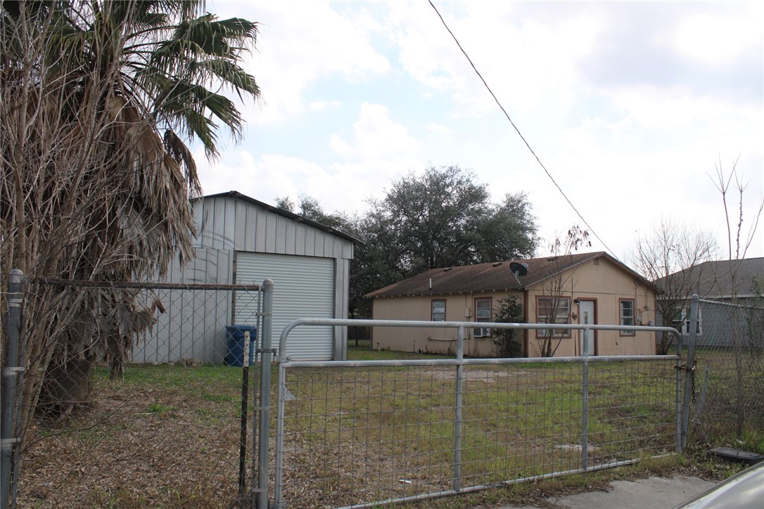 817 S State Highway 359 S Property Photo 6