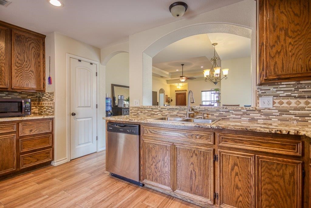 2421 Country Oaks Property Photo 15
