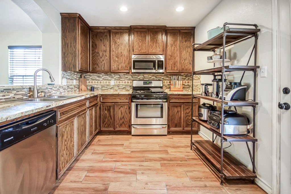 2421 Country Oaks Property Photo 17