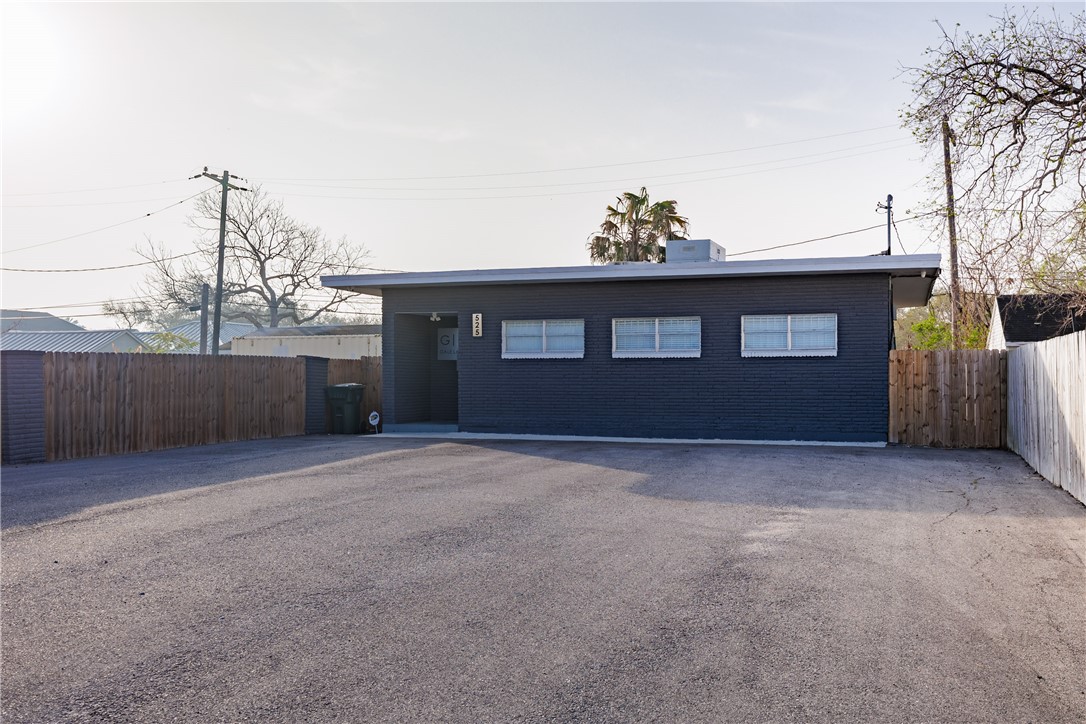 525 Clifford St Property Photo 3