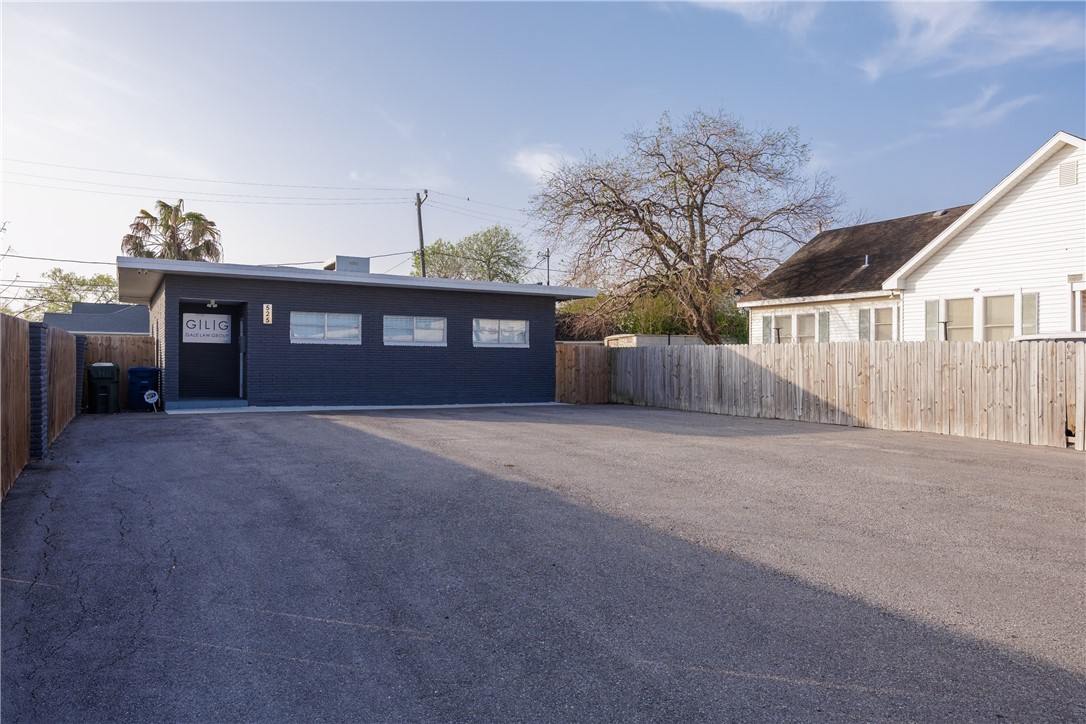 525 Clifford St Property Photo 4