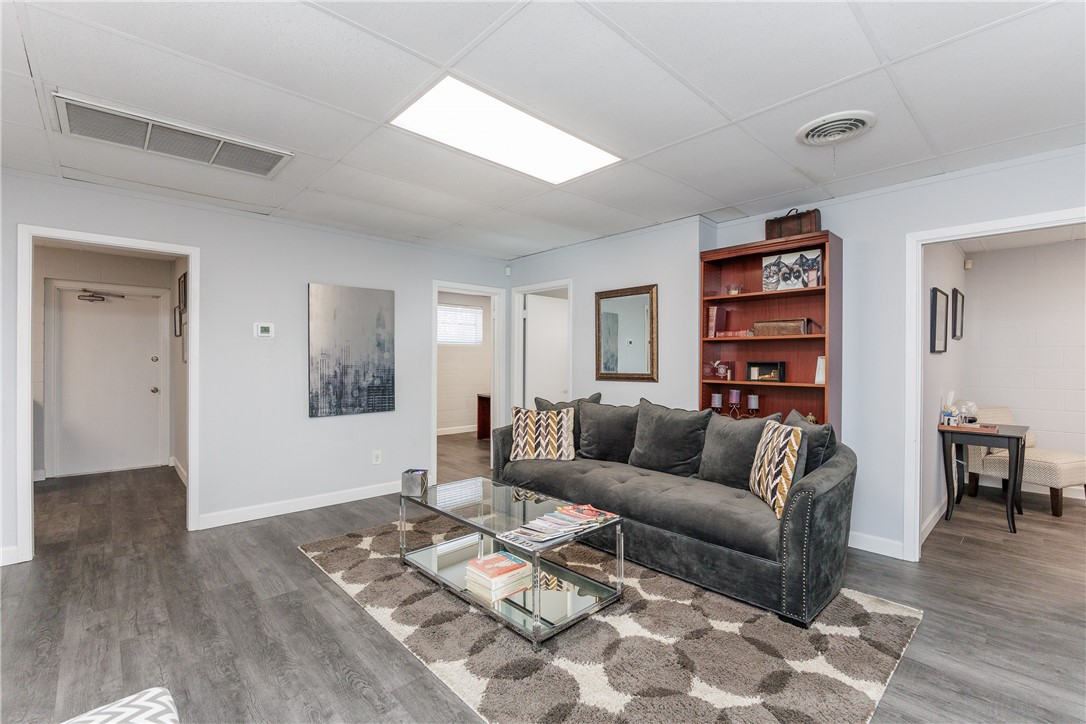 525 Clifford St Property Photo 8
