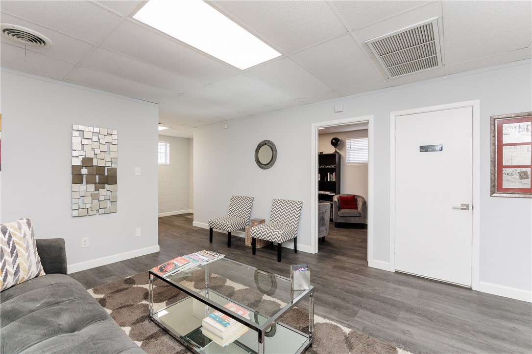 525 Clifford St Property Photo 10