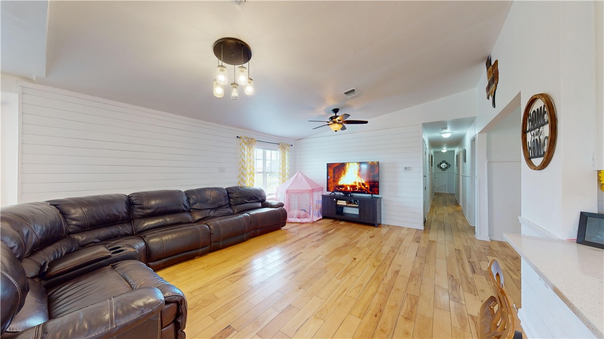 22818 State Highway 16 S Property Photo 14