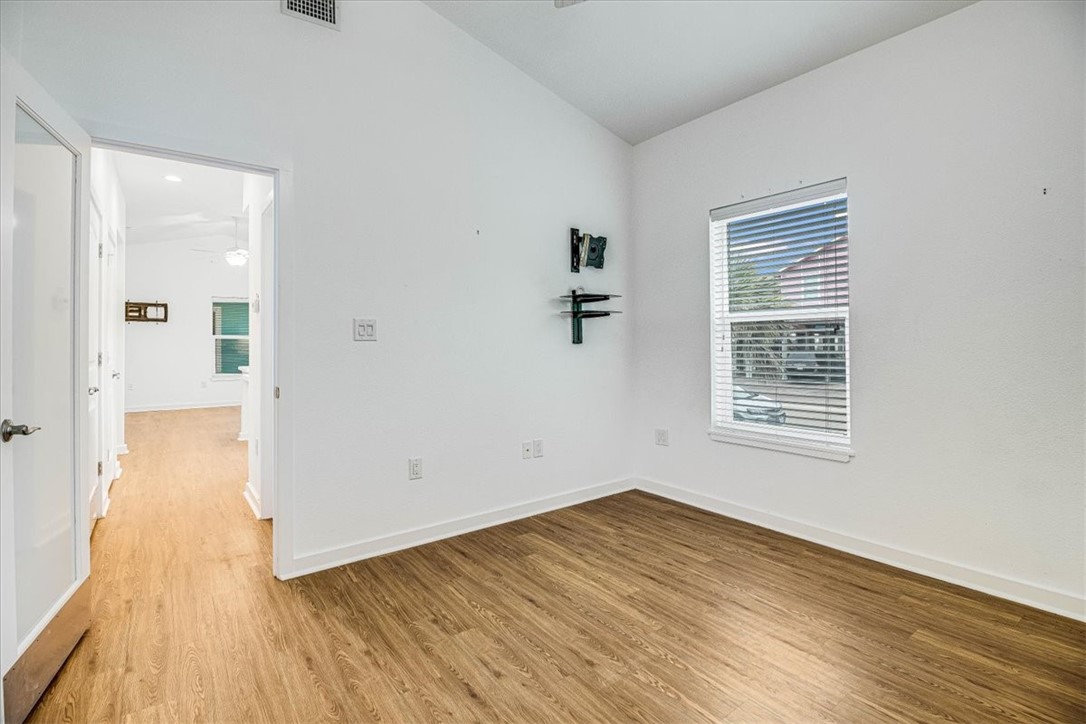 325 10th St Property Photo 15