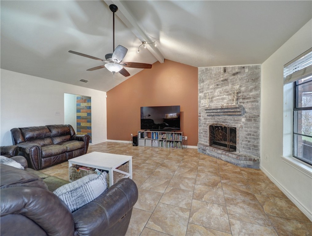 918 Saint Christopher St Property Photo 3
