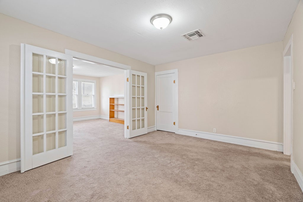 419 Clifford St Property Photo 4