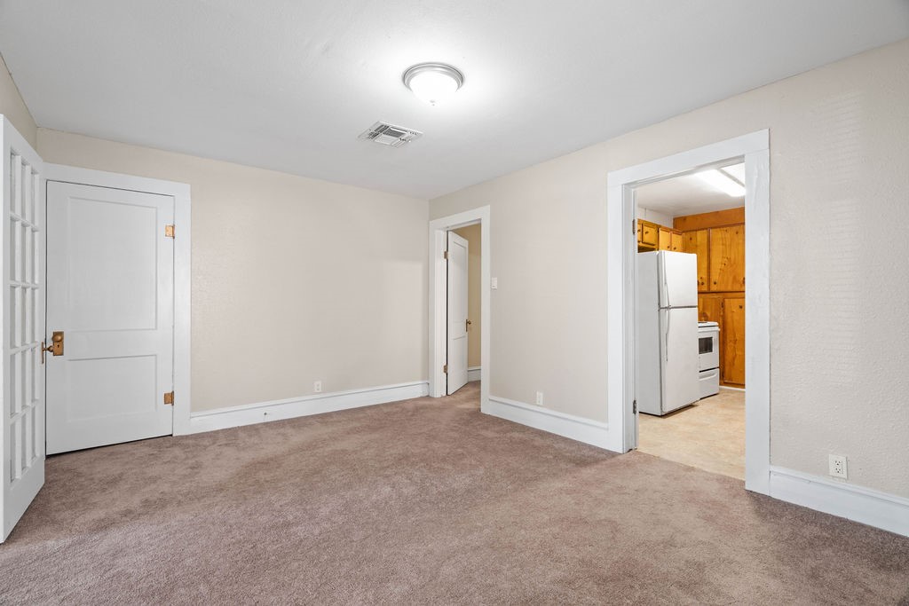 419 Clifford St Property Photo 5