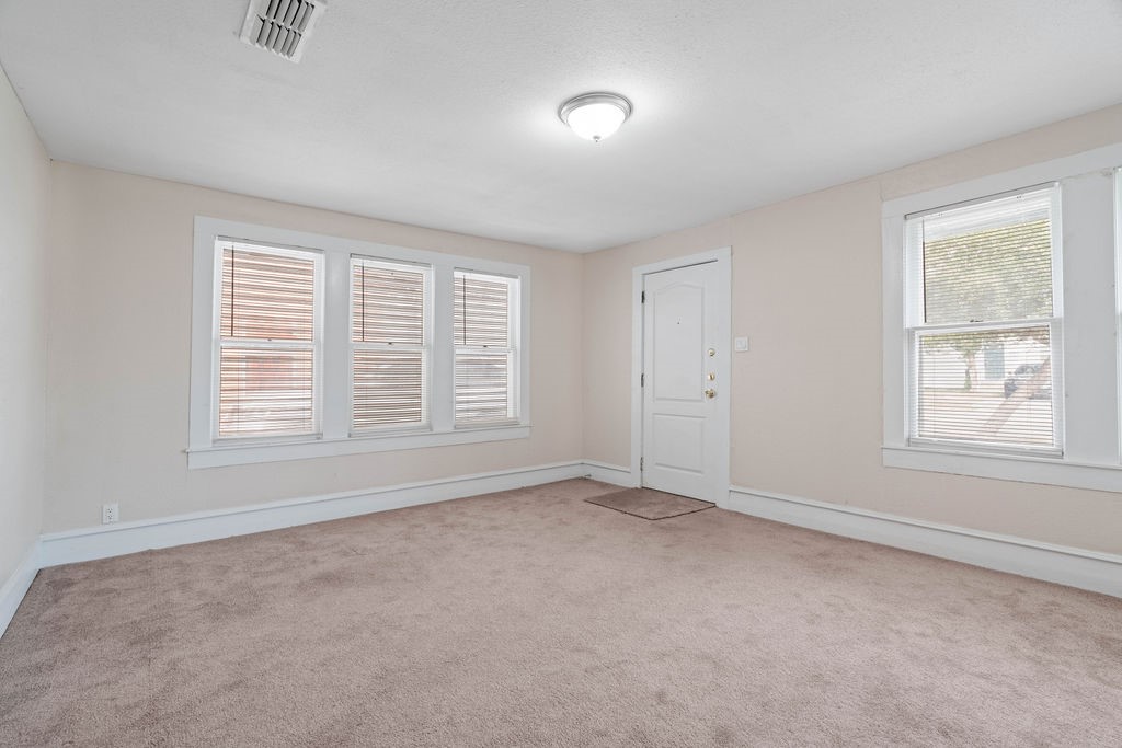 419 Clifford St Property Photo 6
