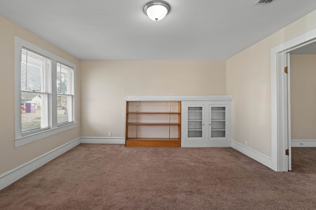 419 Clifford St Property Photo 8