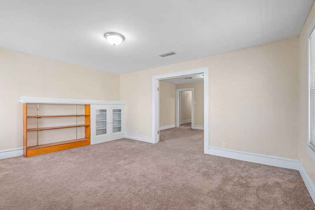 419 Clifford St Property Photo 10