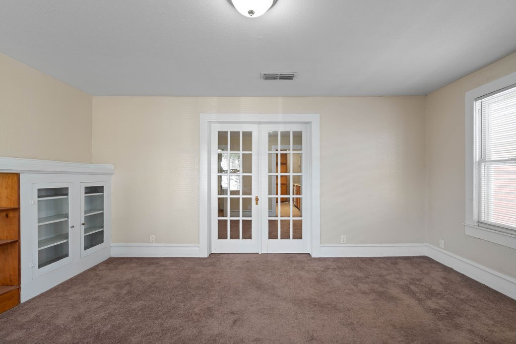419 Clifford St Property Photo 12