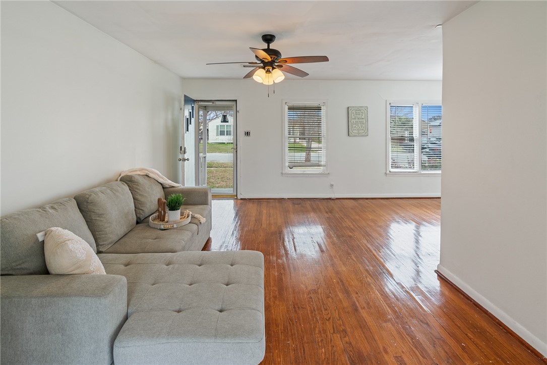 1010 Mcclendon St Property Photo 4