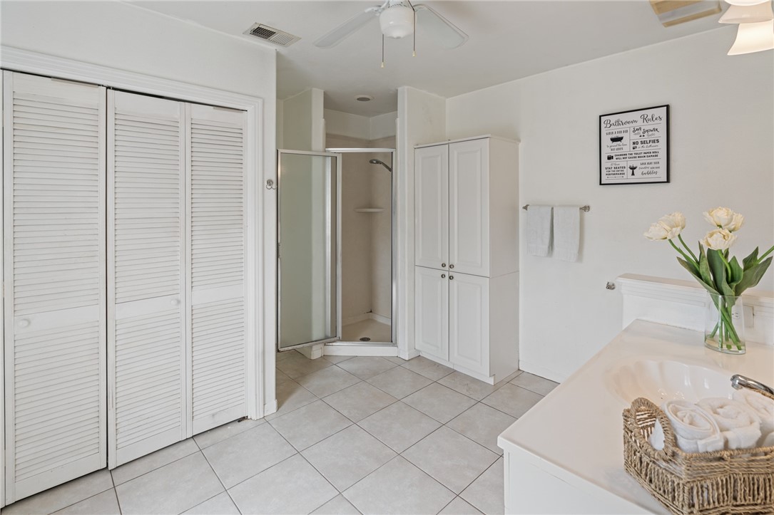 1010 Mcclendon St Property Photo 11