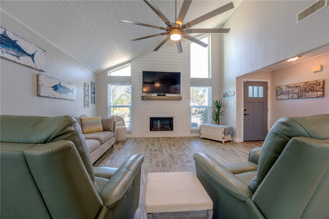 15221 Reales Dr Property Photo 6