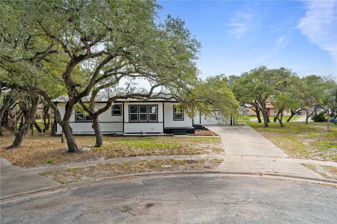 1384 Oak Park Dr Property Photo 1