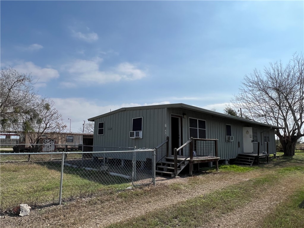 724 Moreno St Property Photo 3