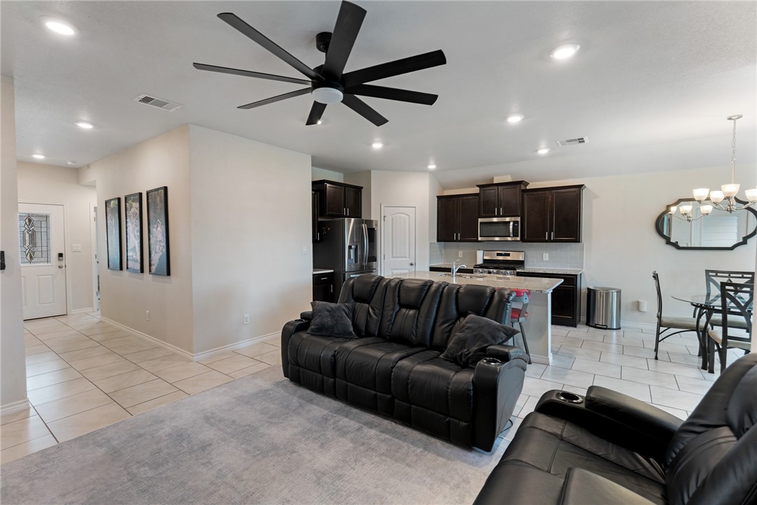 7802 Bullrider Dr Property Photo 6
