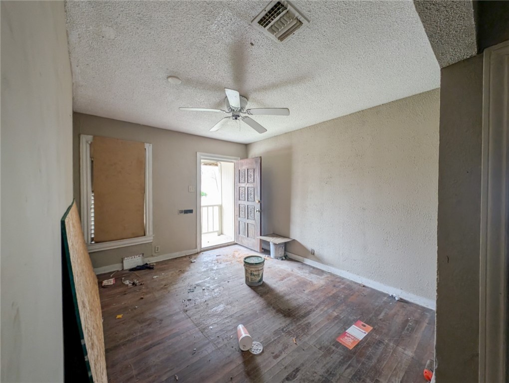 1171 Logan Ave Property Photo 3