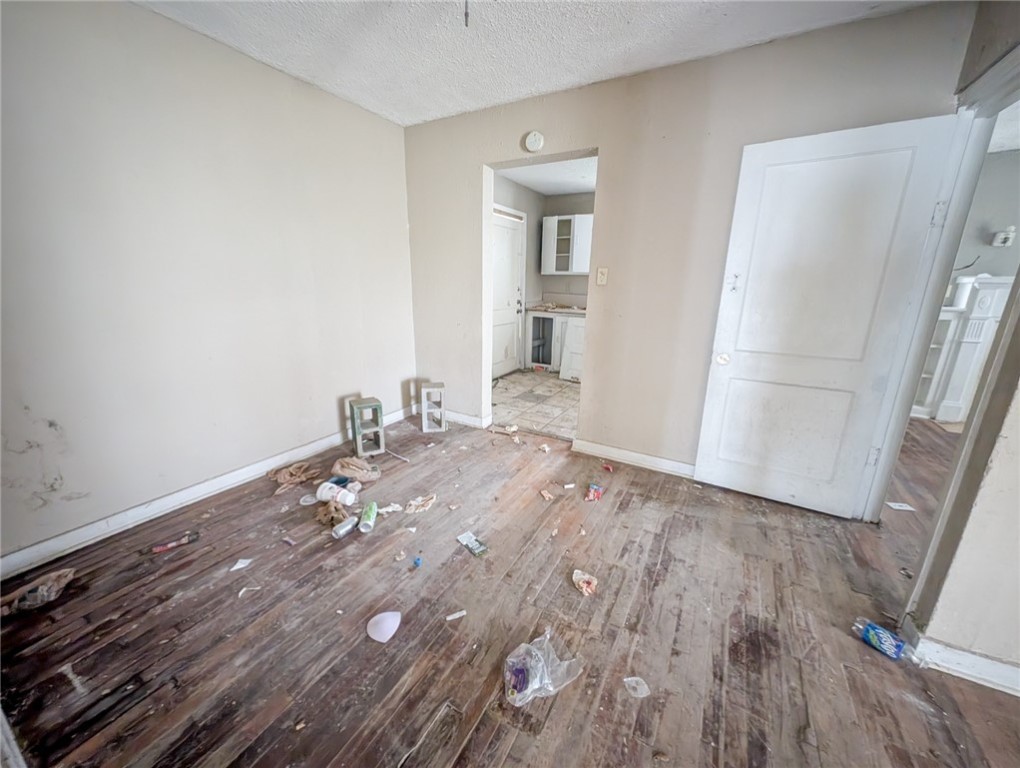 1171 Logan Ave Property Photo 4