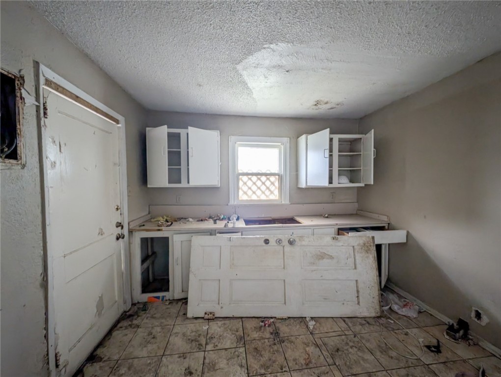 1171 Logan Ave Property Photo 5
