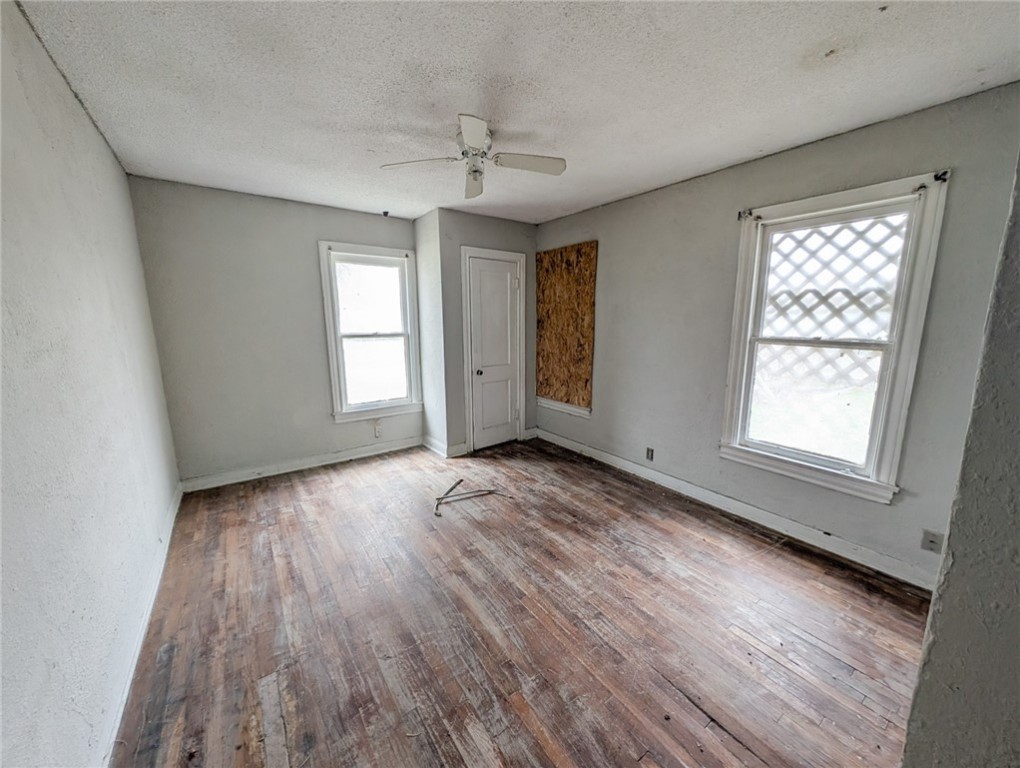 1171 Logan Ave Property Photo 6