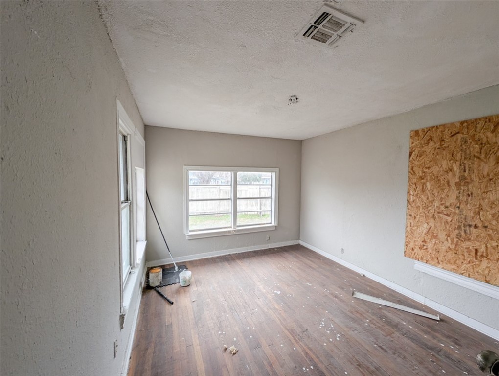 1171 Logan Ave Property Photo 8