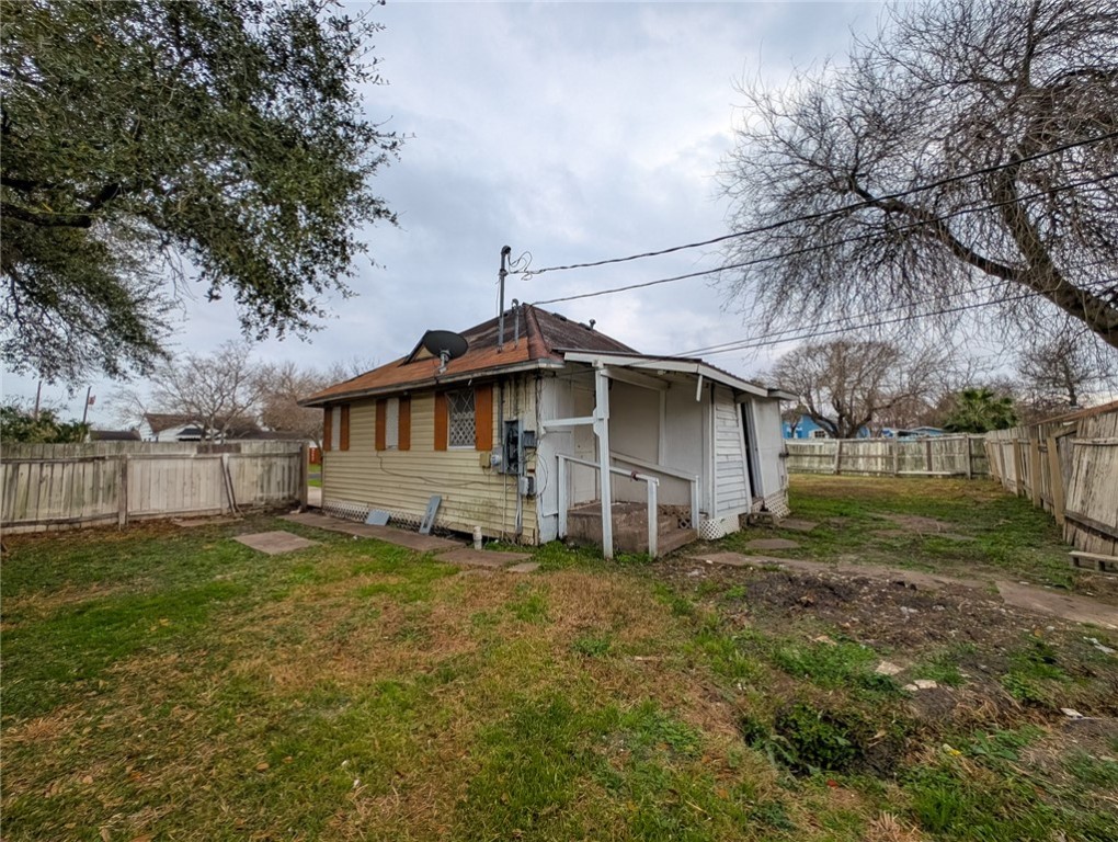 1171 Logan Ave Property Photo 9