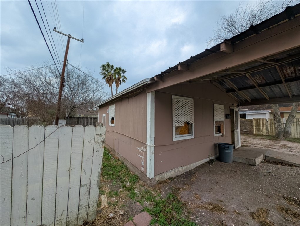 1171 Logan Ave Property Photo 12