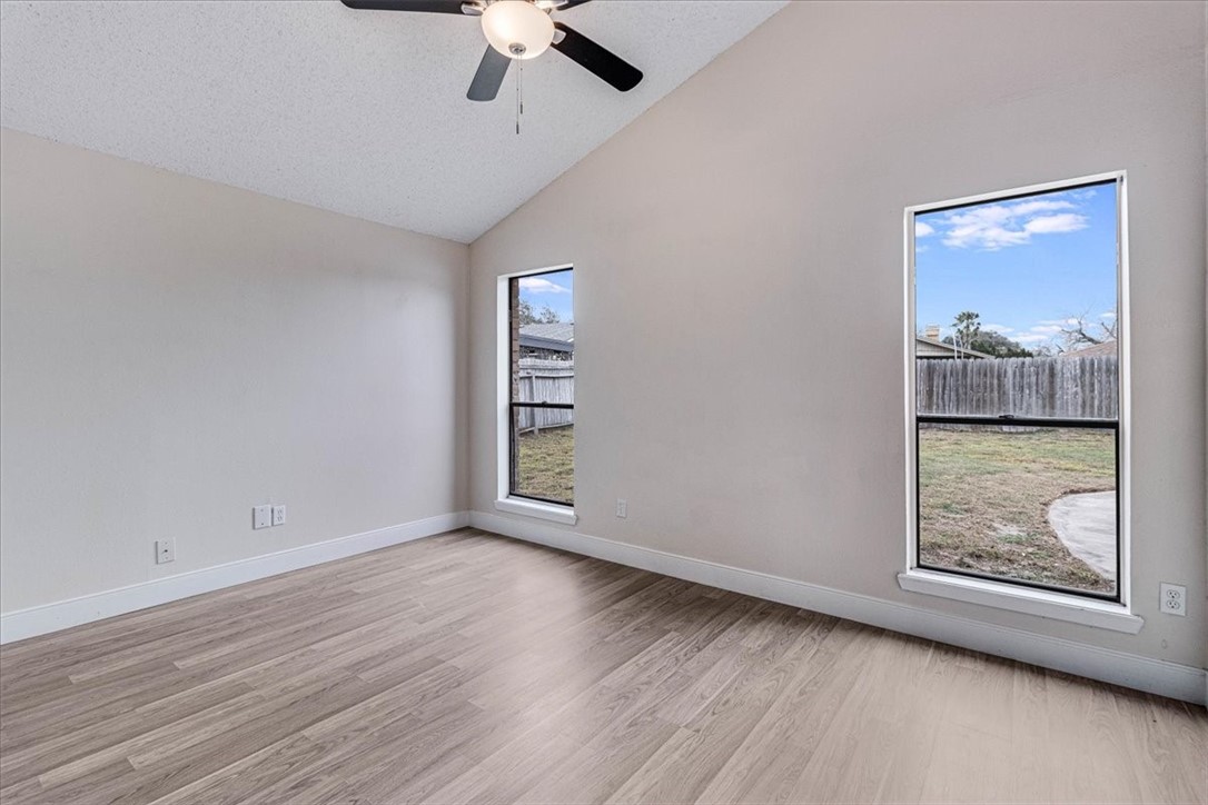 985 Crossbill St Property Photo 6